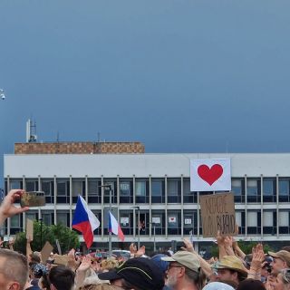Demokracie umírá v malých krocích...když si zvykneme. Zvykneme mlčet i k tomu, k čemu se nemlci. Nepozorovaně. Proto tu jsme.