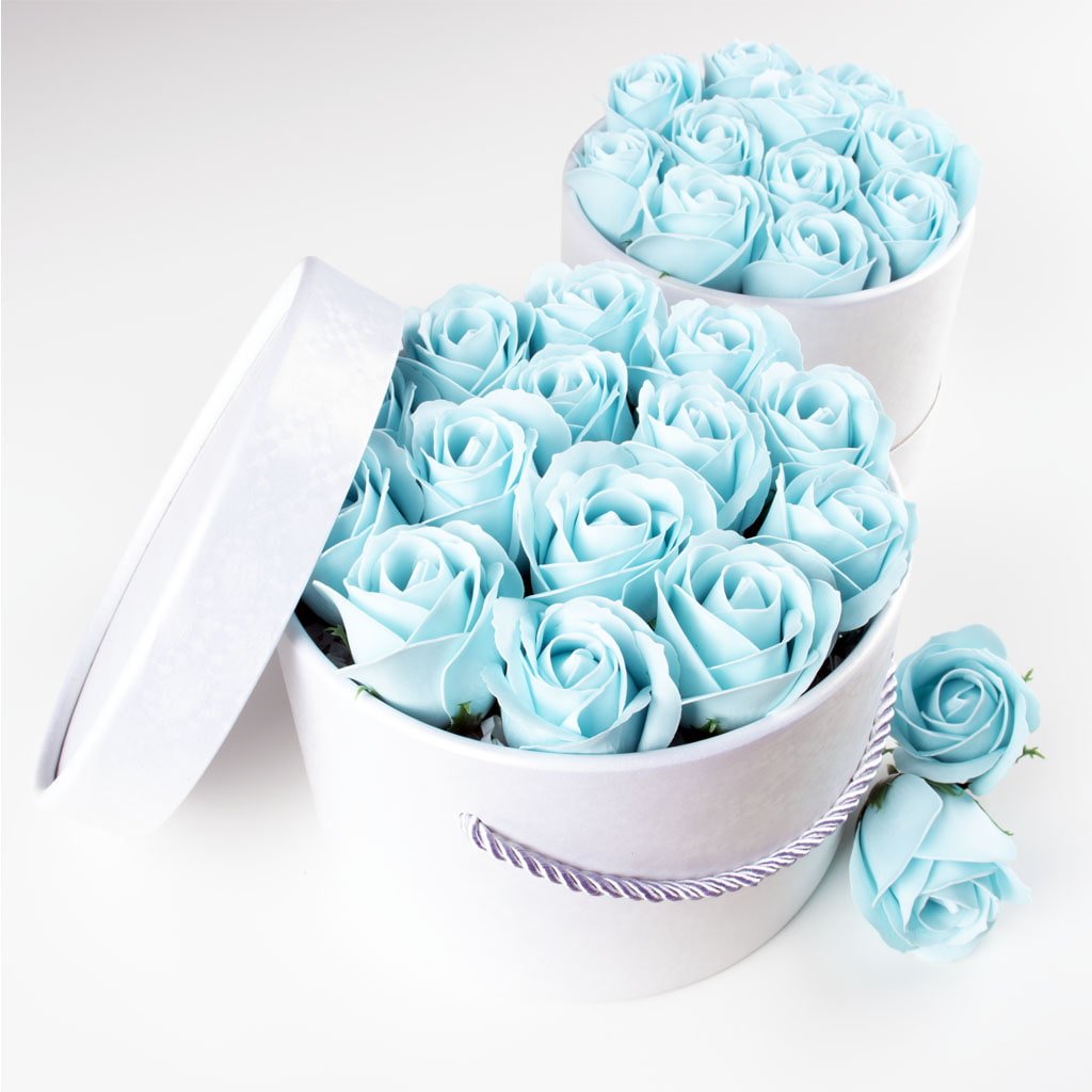 Mýdlové růže ve flower boxu - pastelově modré růže