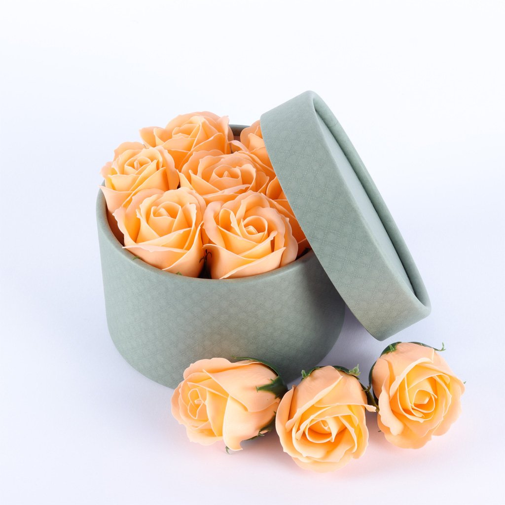 Mýdlové růže ve flower boxu khaki - broskvové růže