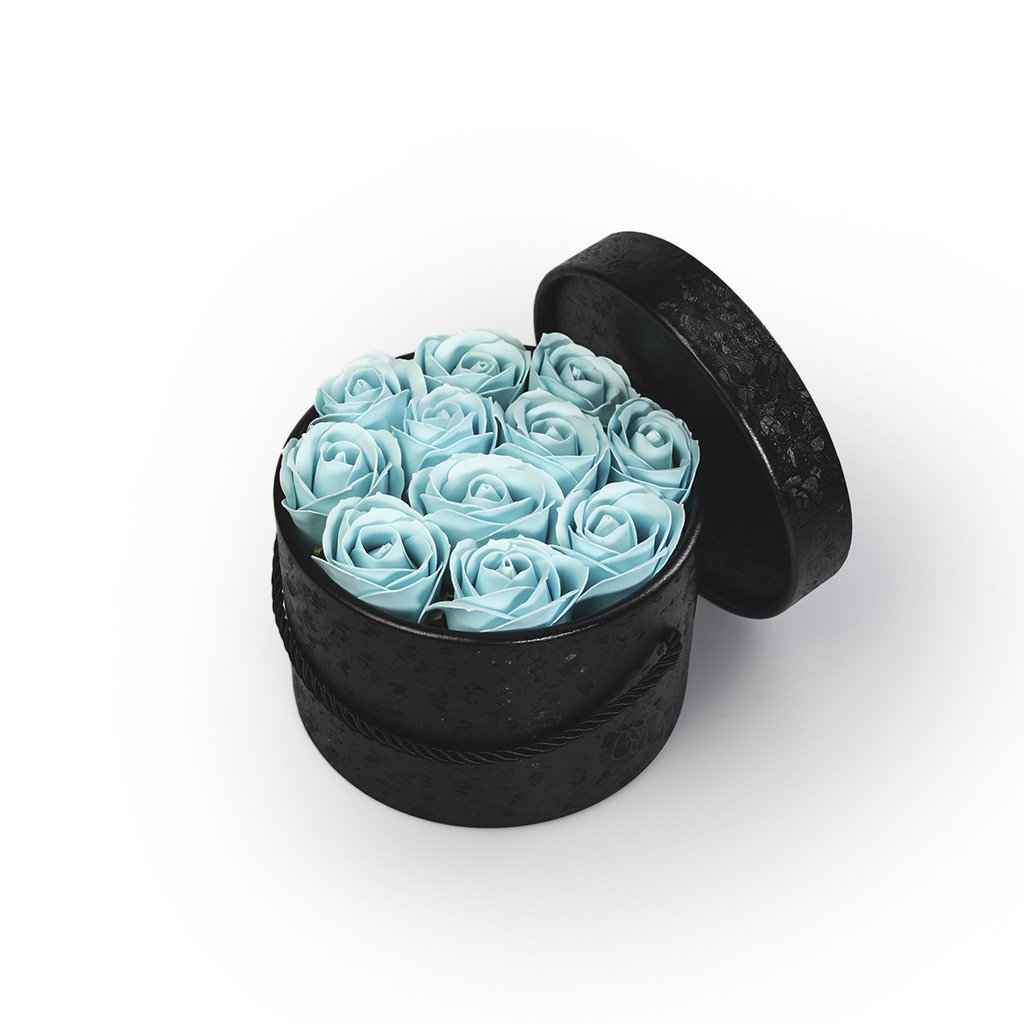 Mýdlové růže ve flower boxu černém - pastelově modré růže