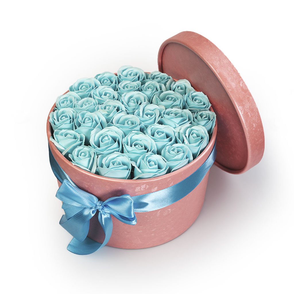 Pastelově modré mýdlové růže v růžovém flower boxu - 29 růží
