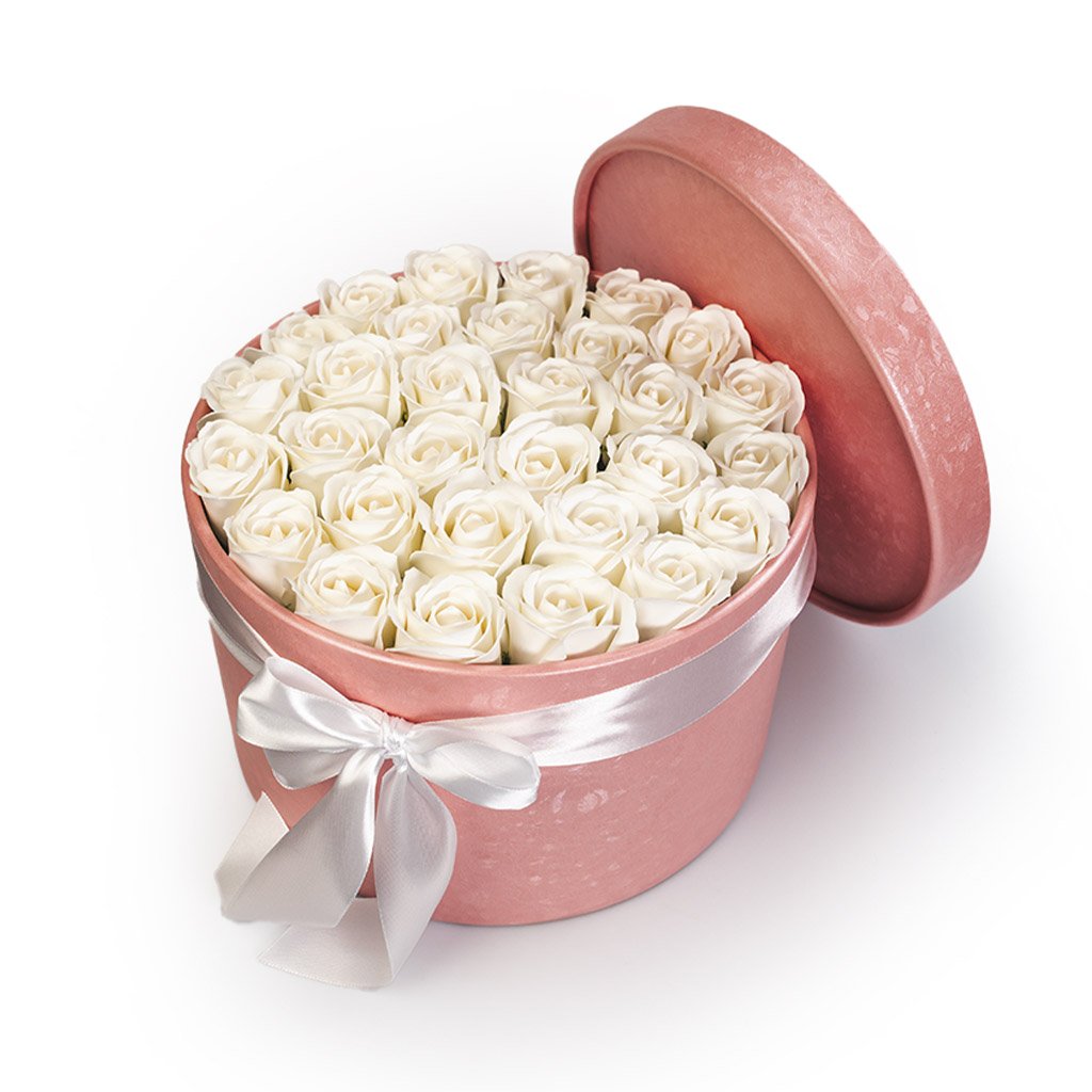 Bílé mýdlové růže v růžovém flower boxu - 29 růží
