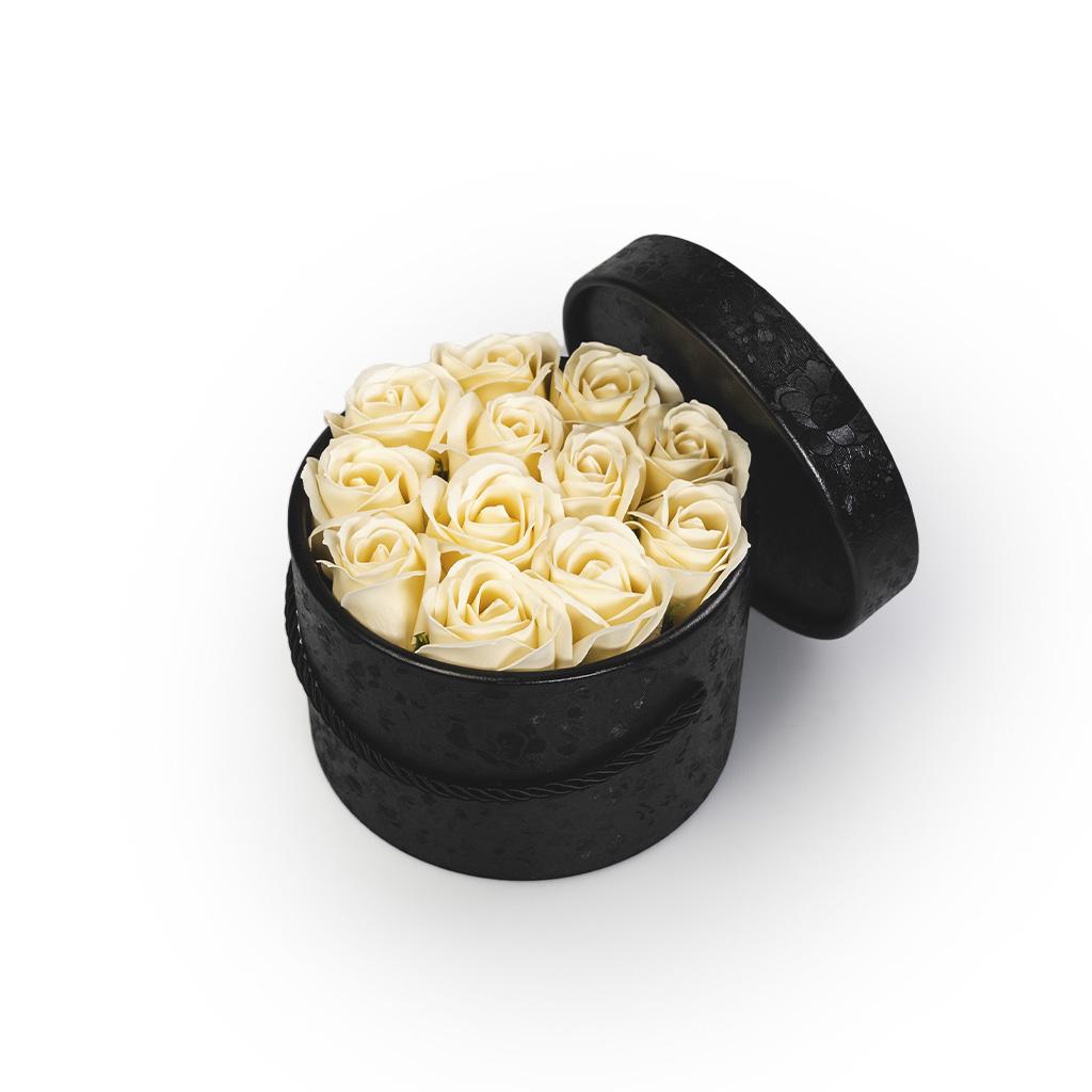 Happylu.cz Mýdlové růže ve flower boxu černém - krémové růže Zvolte počet růží: 11 růží - Ø 16 cm x 11 cm
