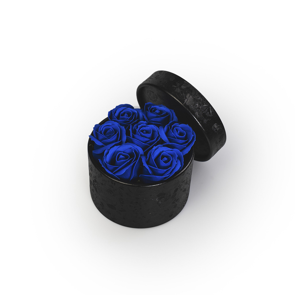 Happylu.cz Mýdlové růže ve flower boxu černém - královsky modré růže Zvolte počet růží: 7 růží - Ø 13 cm x 9 cm
