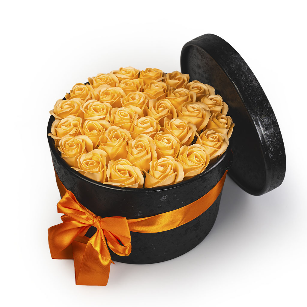 Broskvové mýdlové růže v černém flower boxu - 29 růží