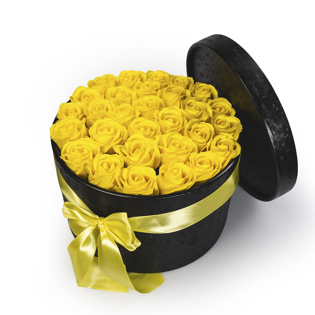 Žluté mýdlové růže v černém flower boxu - 29 růží