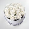 15 mýdlových bílých růží ve flower boxu