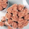 15 mýdlových oranžových růží ve flower boxu