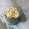 Mýdlové růže ve flower boxu khaki - krémové růže