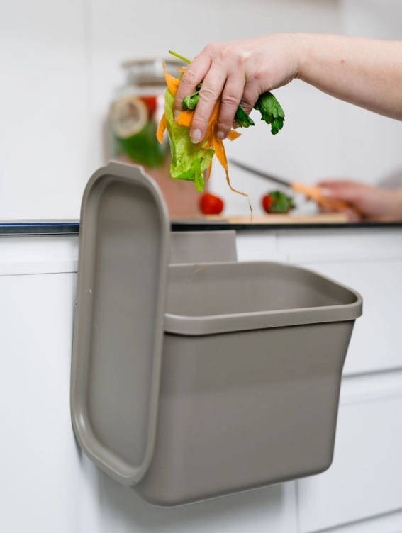 ZÁVESNÝ KÔŠ NA BIOODPAD DO KAŽDEJ KUCHYNE