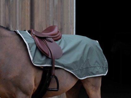 Nepromokavá bederní deka EQUITHEME Tyrex 600D s fleecem zelená (recyklovaný materiál) 140cm