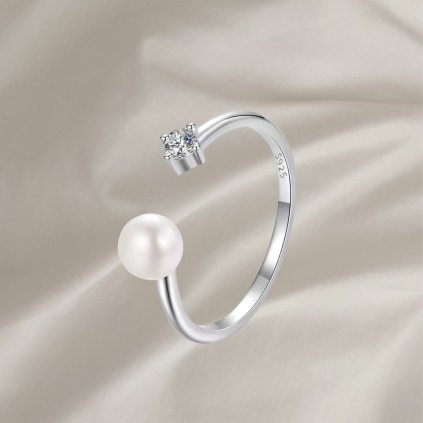Stříbrný prstýnek s perlou a se zirkonem
