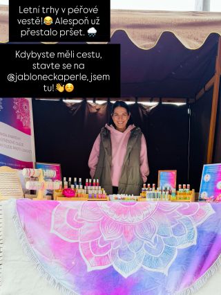Přátelé, v noci jsem se vrátila od móóóóře.🌊 A teď už stojím na trzích v Jablonci. Počasíčko by mohlo být lepší, ale aspoň...