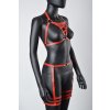 Červený body harness