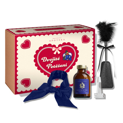 Krabička dárkového balíčku Dvojité potěšení, vedle které je plácačka s peříčkem, modrý saténový šáteček a lahvička intimního séra Venuše.