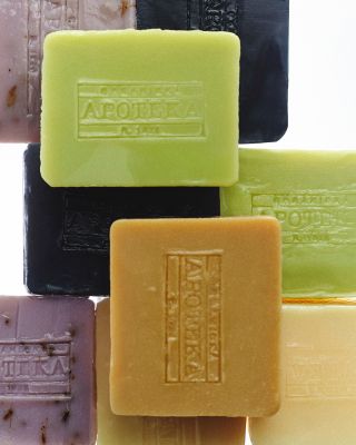 Používáš vlasové mýdlo? 🫶🏻 Vlasové mýdlo z olivového a kokosového oleje vlasy vyživuje a rozjasňuje 🥰 Mýdlem jemně...