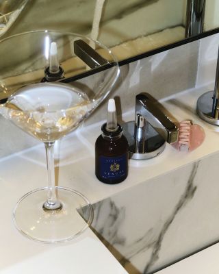 Lehounké sérum Venuše 💙 které bude něžně pečovat o vaše intimní partie 🫶🏻💫 Věříme, že intimní sérum pozvedne naši...