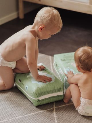 Kiedy przejść z klasycznych pieluszek na pieluchomajtki? 🤔 Gdy Twój mały Muminek zaczyna się więcej ruszać, raczkować lub...