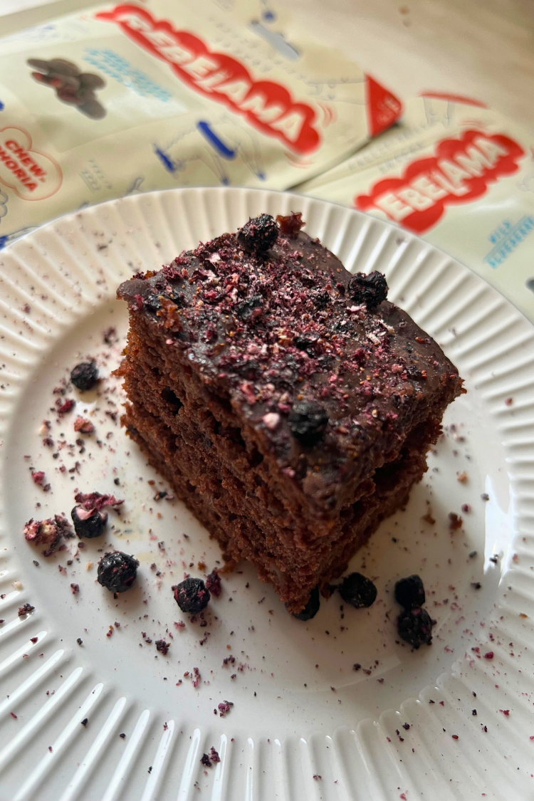 Šťavnatý jablkový perník s višňami v čokoláde a chia semienkami