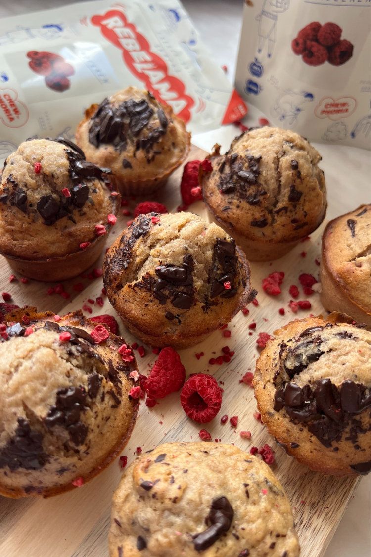 Muffiny s lyofilizovanými malinami a čokoládou