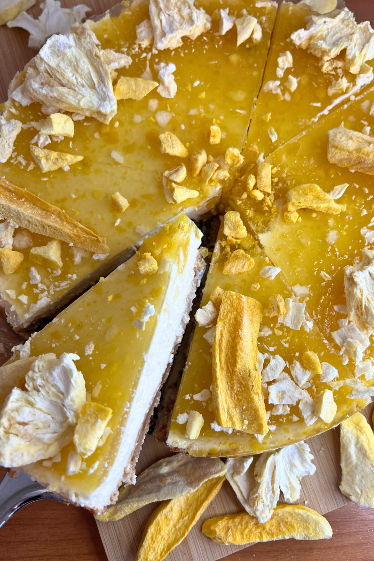 Osviežujúci cheesecake s citrónom, lyofilizovaným ananásom a mangom