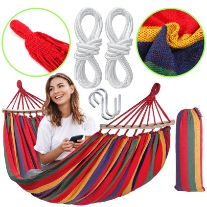 203646 10 bluegarden zavesna hojdacia siet s drevenou oporou pre 2 osoby 150x210 cm hammock 400257a cervena ogr 09015