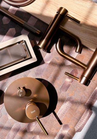 Medená matná farba vnáša do kúpeľne podmanivý industriálny luxus a hrejivú eleganciu, ktorá z bežnej očisty vytvára štýlový dizajnový zážitok.