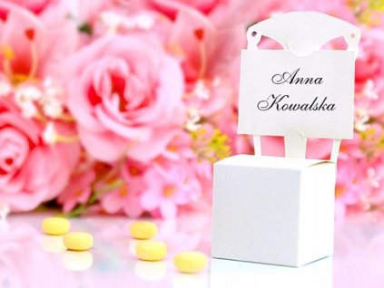 Кутийка във формата на стол с табелка за име