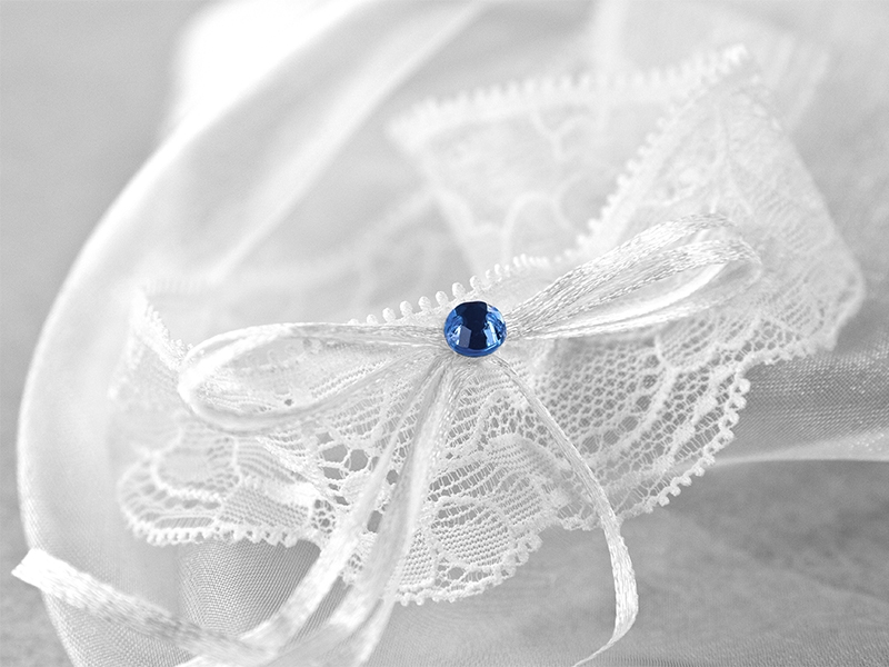 PartyDeco Vintage svatební podvazek s modrým kamínkem