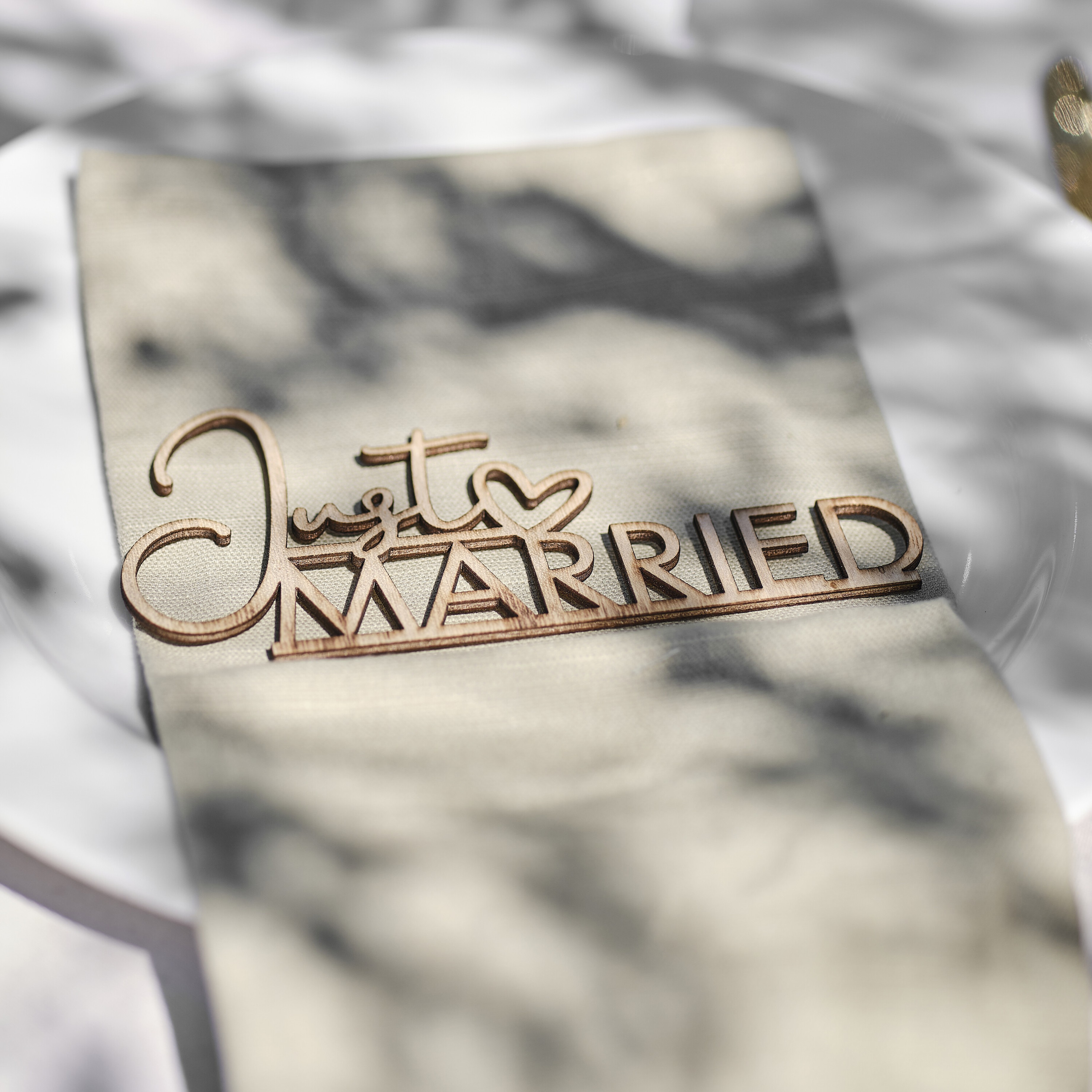 Levně Amscan Dřevěná dekorace na stůl - Just Married