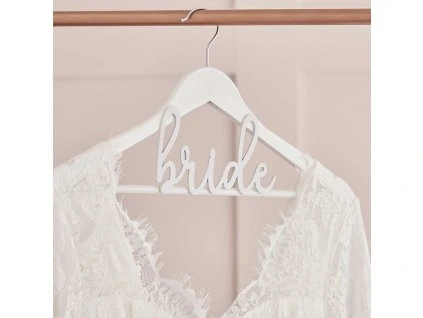 Drevený vešiak - nevesta