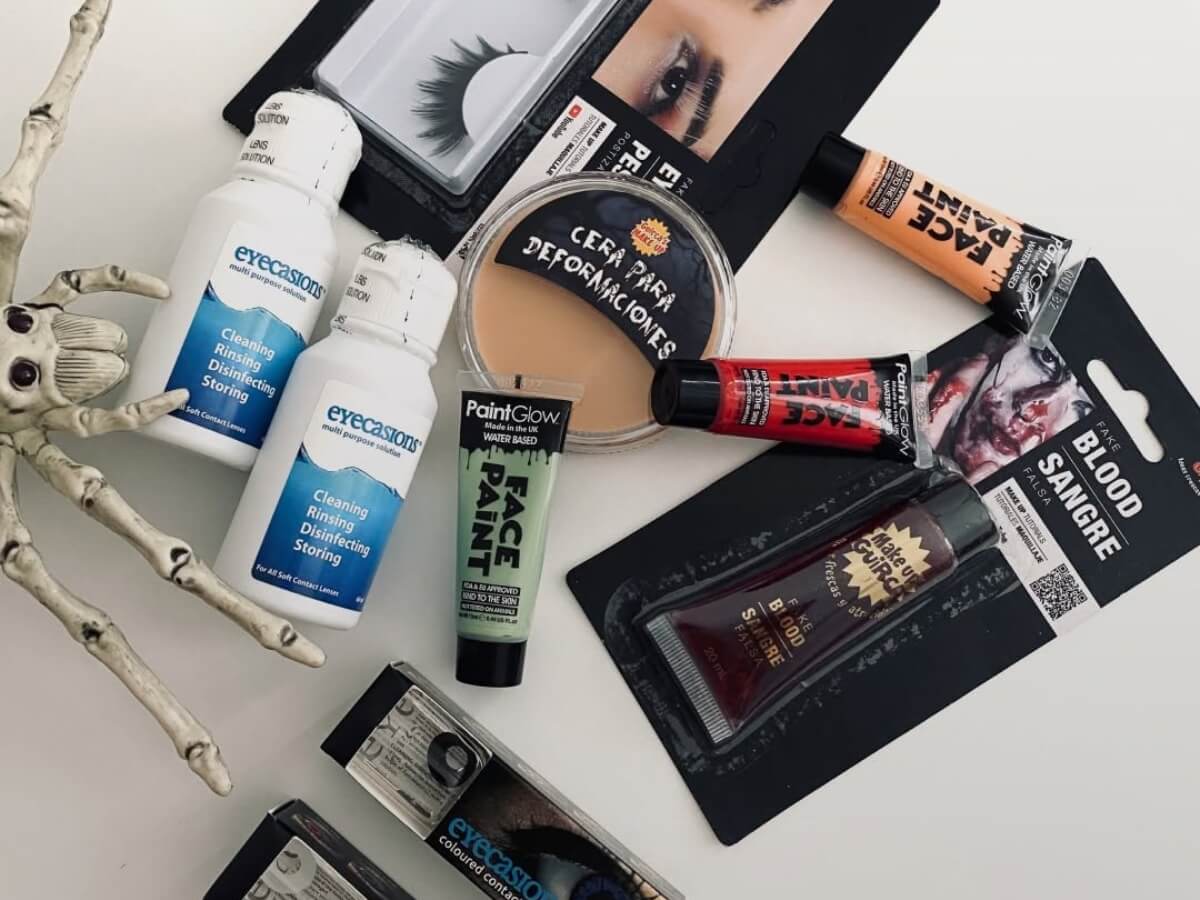 Halloweensky make-up, umelá krv a farebné kontaktné šošovky.