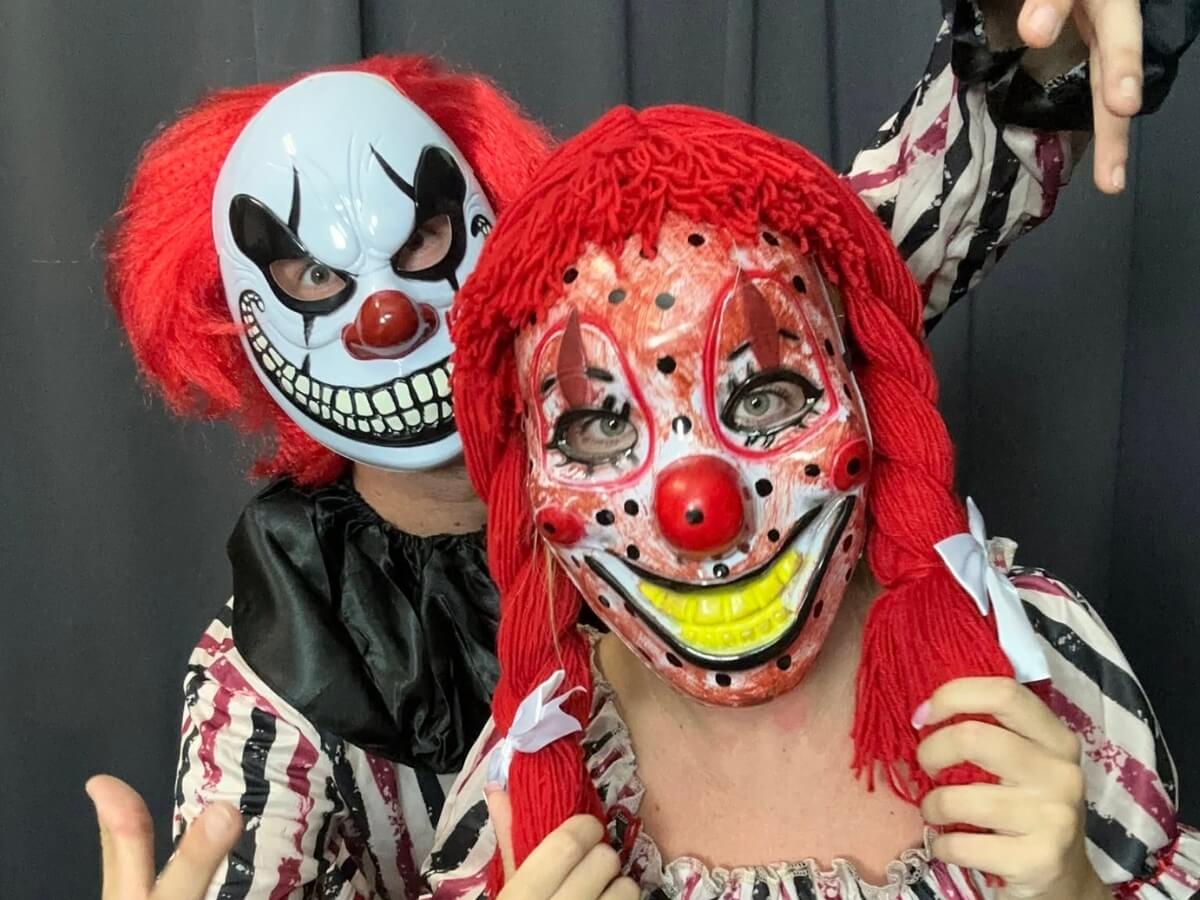 Dvaja ľudia v strašidelných klaunských maskách.