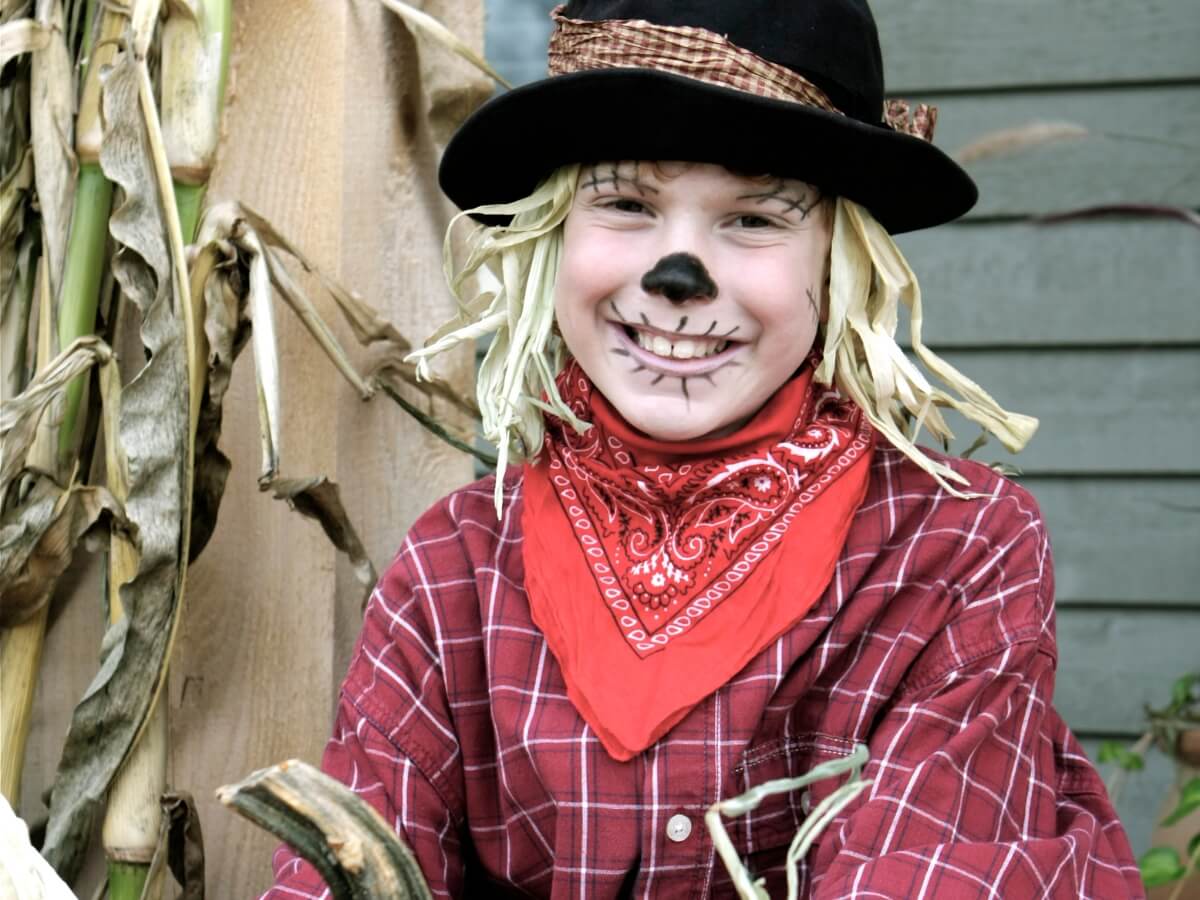 Chlapec v kostýme slameného strašiaka.