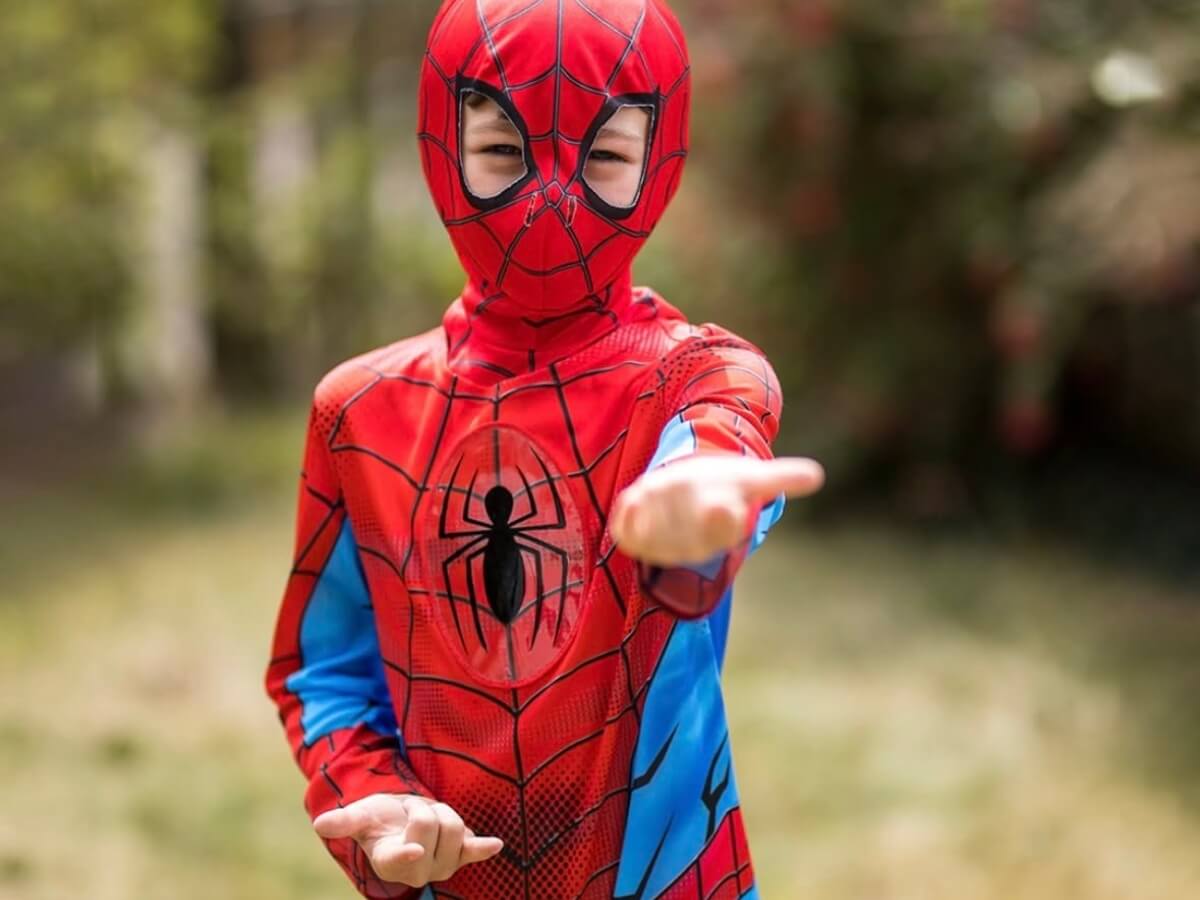 Chlapec v kostýme spidermana.