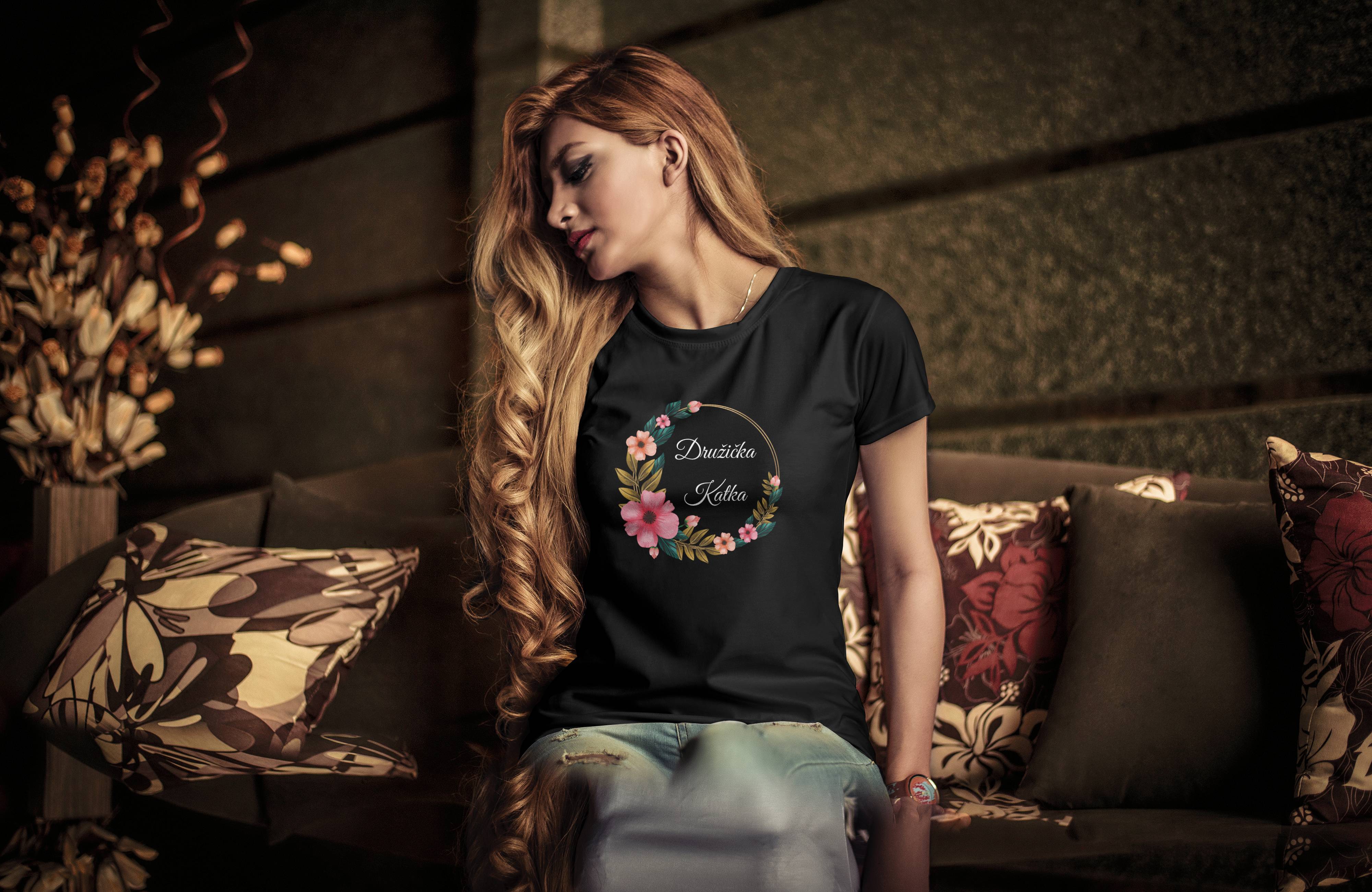 Personal Dámske tričko s vlastným textom - Družička kvety Farba: čierna, Veľkosť - dospelý: XL