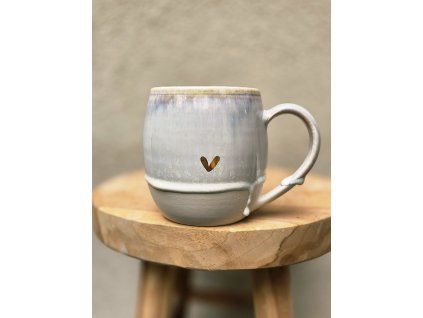 32. Hrnek s nádechem modré