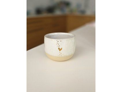 kalíšek bílý se zlatým srdíčkem