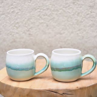 Stejná glazura, stejná hlína... Jiné patro v peci..🙃 Při vystavení vyšším teplotám glazury zesklovatí (hrniček vpravo)....