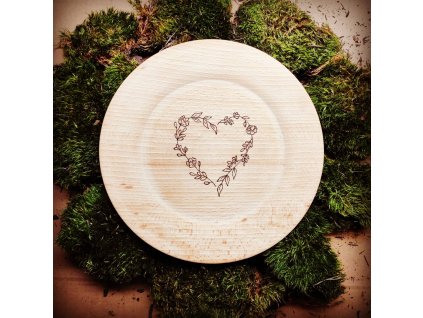 Velký dřevěný talíř - s  vypalovaným motivem srdce