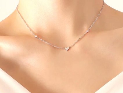 Minimalistický náhrdelník se srdíčky stříbrný