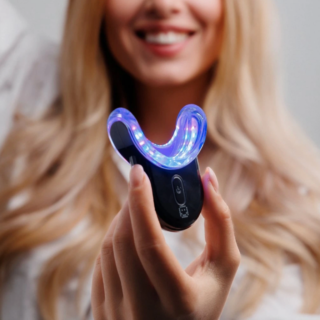 Kombinované bělení zubů: Dosáhni WOW efektu s PRO Sadou a Barevným korektorem od hello coco