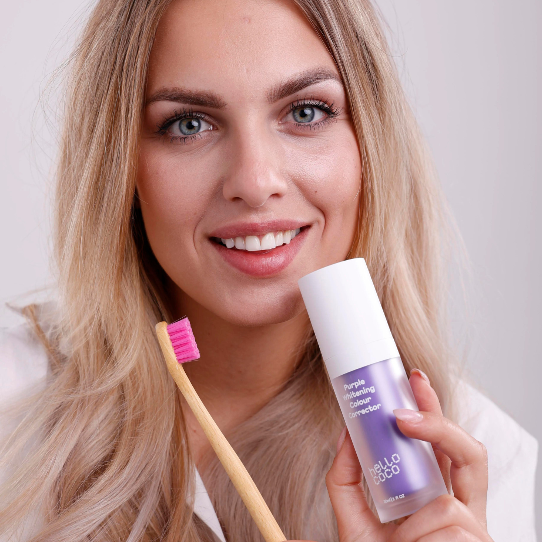 Funkce barevného korektoru hello coco pro bělení zubů s použitím fialové barvy: Detailní pohled
