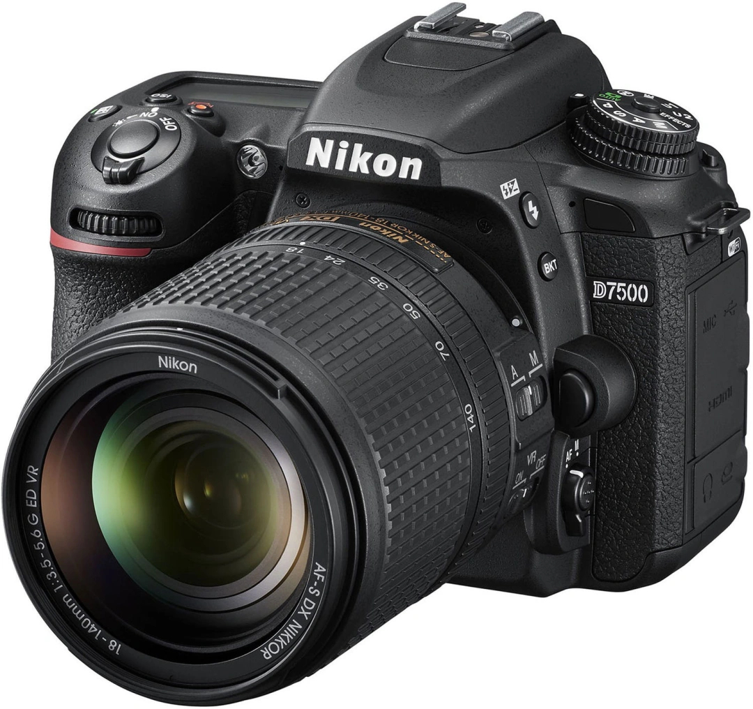 Nikon D7500 + AF-S DX 18-140 mm f/3,5-5,6G ED VR