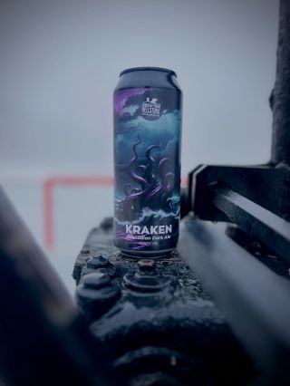 🦑 KRAKEN 🦑 15° | 6,4 % alkoholu Čierno čierna tma ako hlbiny mariánskej priekopy, z ktorej sa vyrutí na teba kraken a...