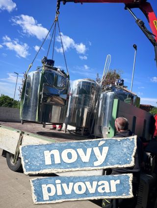 😇 Prvou milou novinkou je teda fakt, že sme kúpili nový pivovar. Teda nový…on je síce ako nový, ale svoju cestu nakoniec...