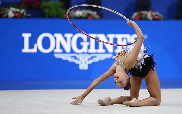 ambassador-enus-russian-rhythmic-gymnasts-arina-and-dina-averina-become-the-youngest-longines-ambassadors-of-elegance--800x500