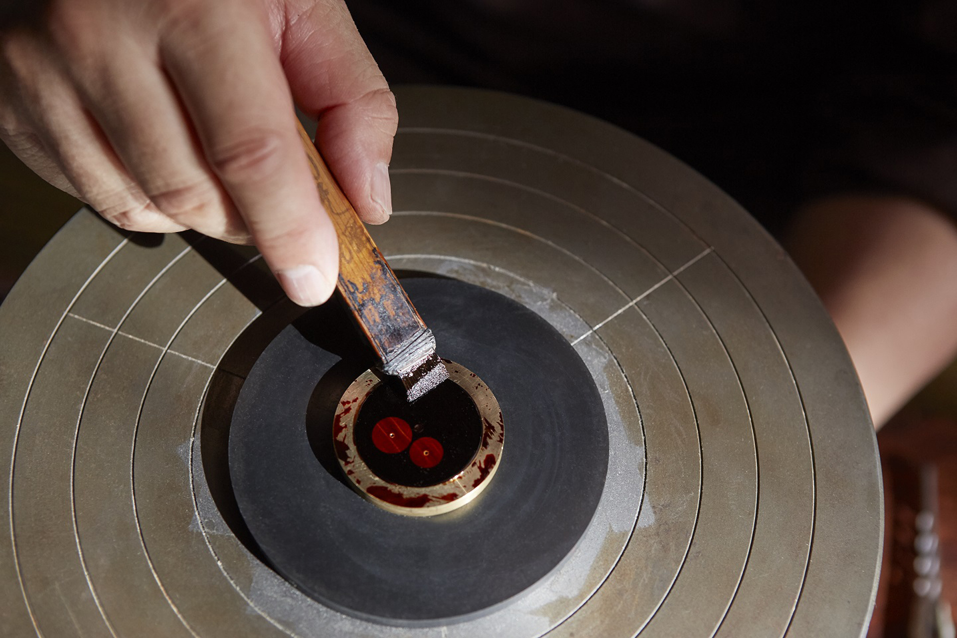 Urushi_laqcuer_applied_by_hand