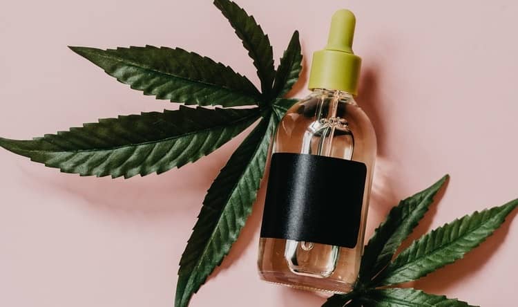 Recenze CBD oleje: jak paní Halině pomohly CBD kapky od nespavosti