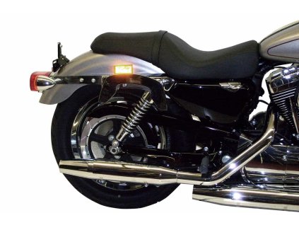 Chromovaný boční nosič C-Bow pro Harley-Davidson Sportster 883 Roadster/Iron 883/Super Low/ 1200 Custom/Forty-Eight/Seventy-Two/ 883 Custom (-2020)